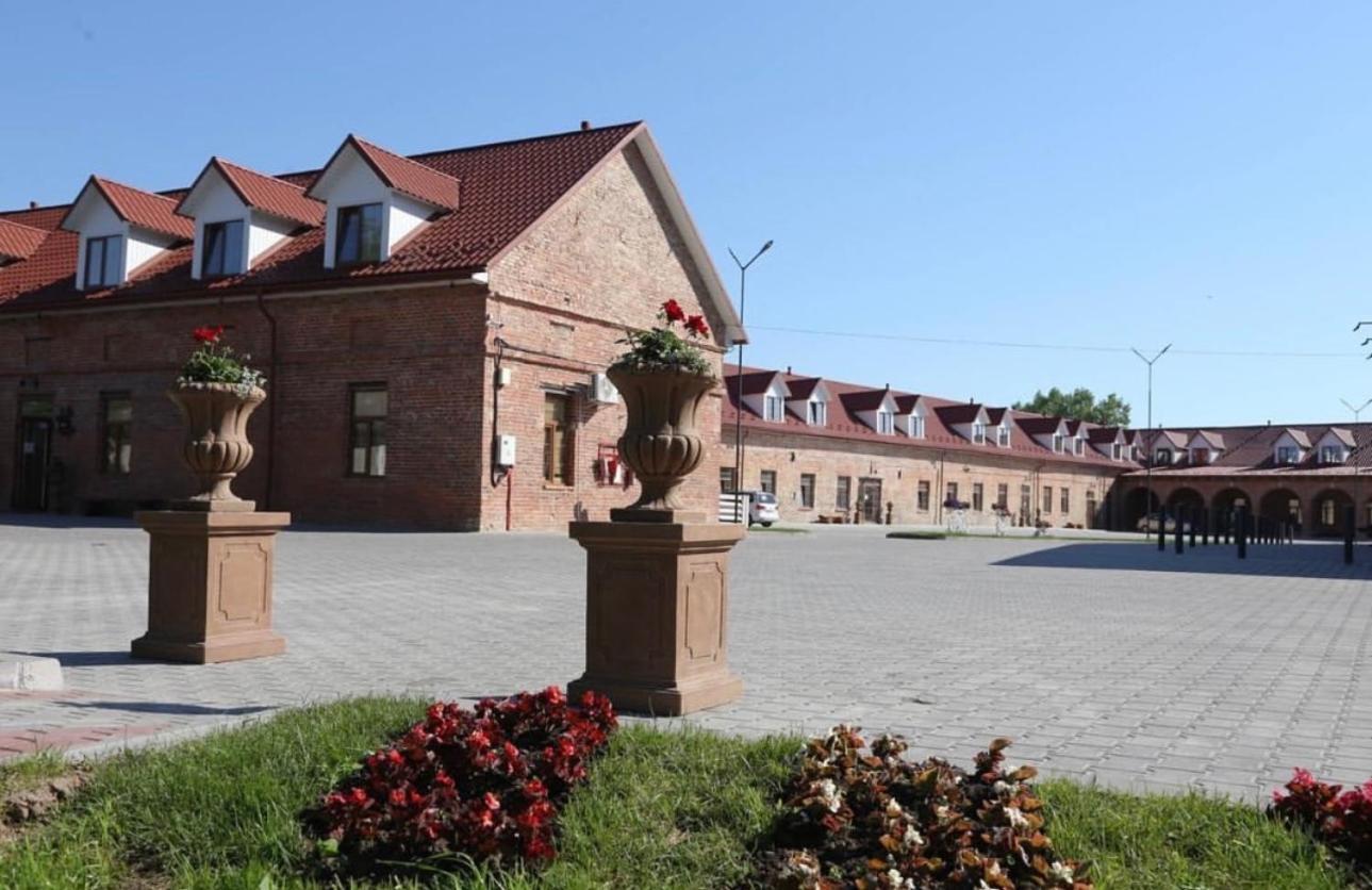Готель Бережани Eksteriør billede
